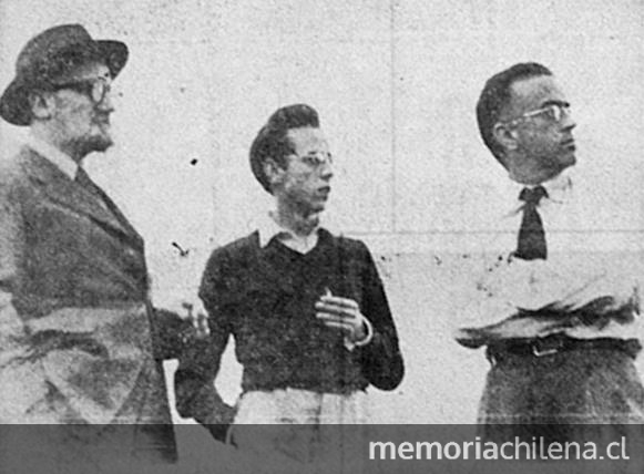 Los hermanos Soria, Arturo y Carmelo, con el gran poeta español León Felipe, cuando este visitó Chile