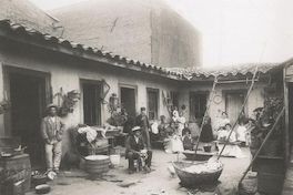 Patio de conventillo, ca. 1900