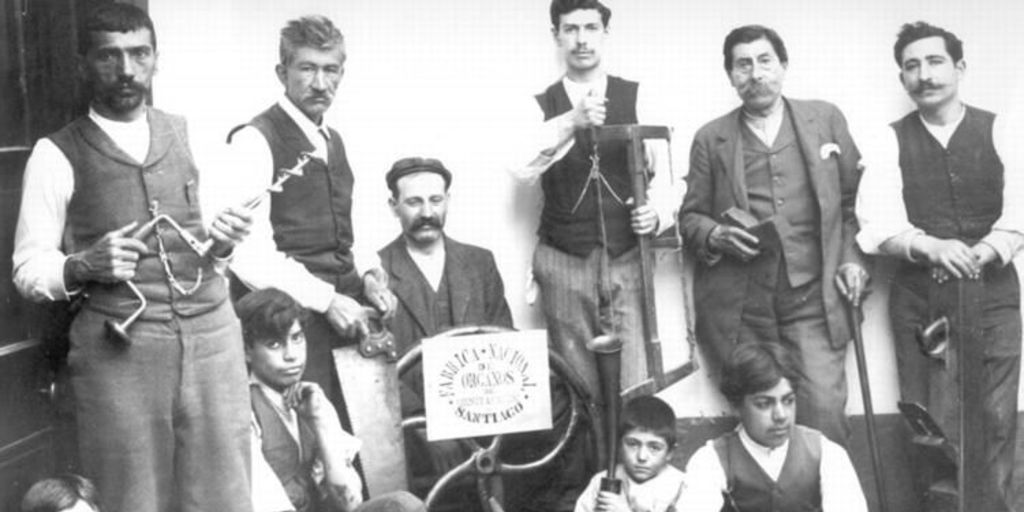Empleados Fábrica Nacional de Órganos Oreste Carlini (ca. 1900)