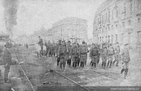 Tropa de policía recorriendo el malecón durante el incendio. Huelga del 16 de mayo de 1903