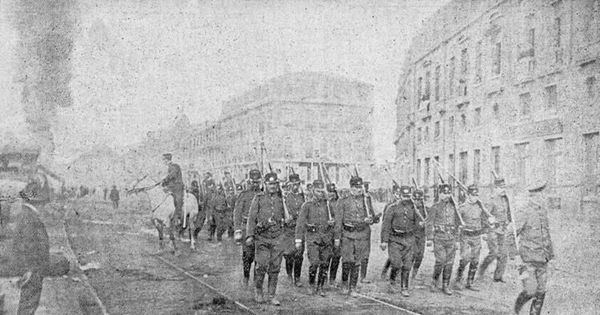 Tropa de policía recorriendo el malecón durante el incendio. Huelga del 16 de mayo de 1903