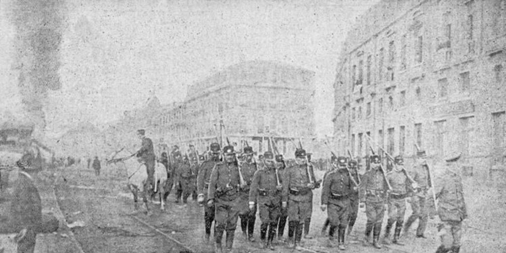 Tropa de policía recorriendo el malecón durante el incendio. Huelga del 16 de mayo de 1903