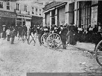 En la plaza Aníbal Pinto campamento de marinería con ametralladoras en la huelga del 16 de mayo de 1903