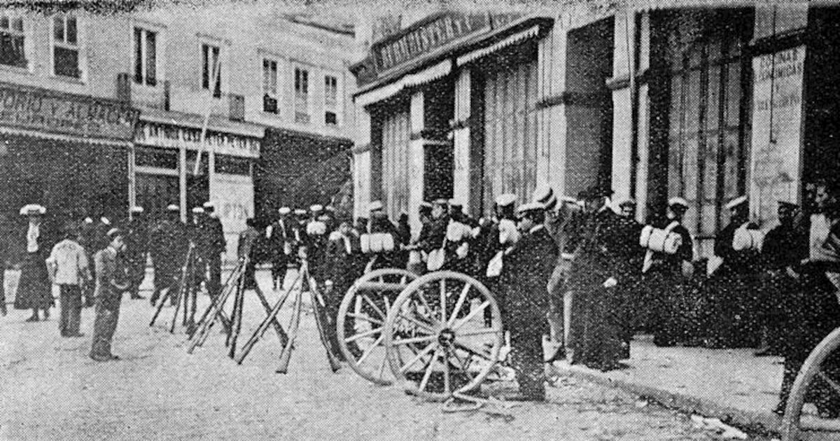 En la plaza Aníbal Pinto campamento de marinería con ametralladoras en la huelga del 16 de mayo de 1903