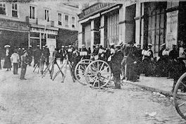 En la plaza Aníbal Pinto campamento de marinería con ametralladoras en la huelga del 16 de mayo de 1903