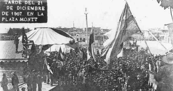 Concentración de obreros en la plaza Montt de Iquique, 21 de diciembre de 1907