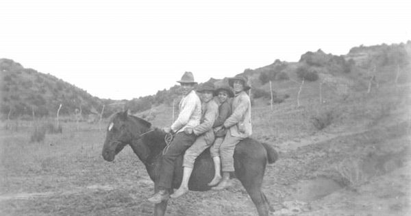 Niños a caballo, hacia 1950