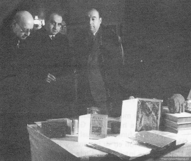 Guillermo Feliú Cruz junto a Pablo Neruda y Juan Gómez Millas, hacia 1955