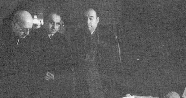 Guillermo Feliú Cruz junto a Pablo Neruda y Juan Gómez Millas, hacia 1955