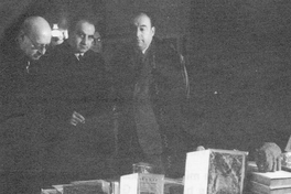Guillermo Feliú Cruz junto a Pablo Neruda y Juan Gómez Millas, hacia 1955