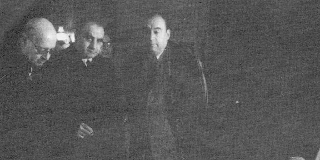 Guillermo Feliú Cruz junto a Pablo Neruda y Juan Gómez Millas, hacia 1955