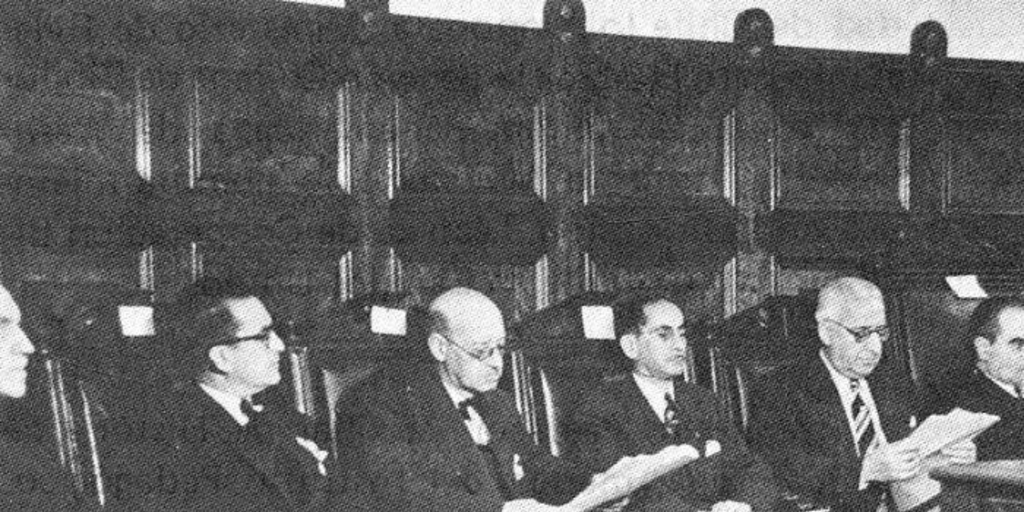 Guillermo Feliú Cruz en Salon de Honor de la Universidad de Chile, hacia 1950