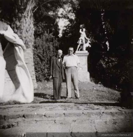 Guillermo Feliú Cruz y Sigfrido A. Radzelli en el Parque Peñalolén de Santiago, enero de 1949