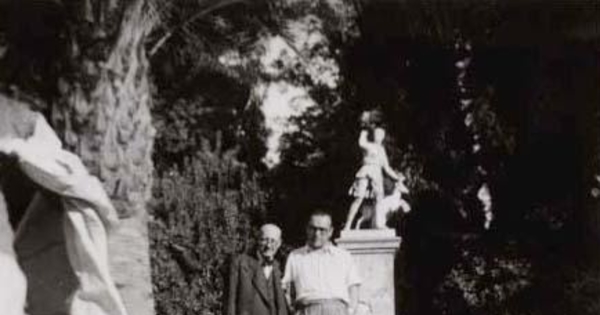 Guillermo Feliú Cruz y Sigfrido A. Radzelli en el Parque Peñalolén de Santiago, enero de 1949