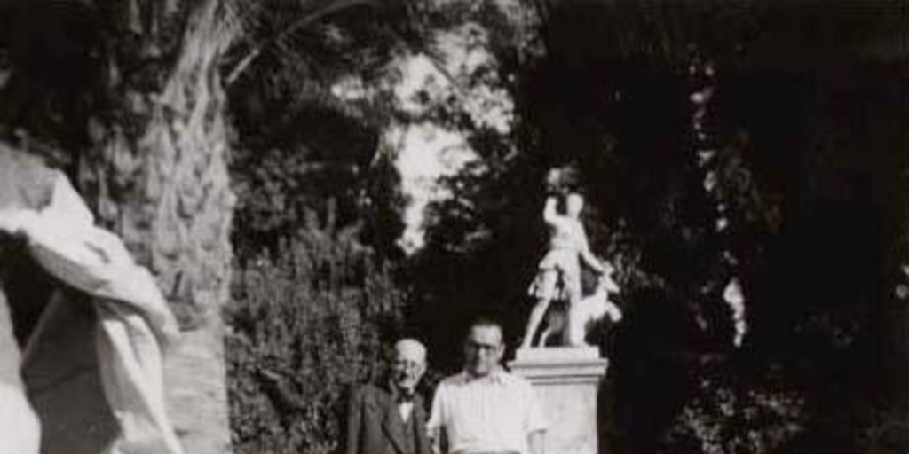 Guillermo Feliú Cruz y Sigfrido A. Radzelli en el Parque Peñalolén de Santiago, enero de 1949