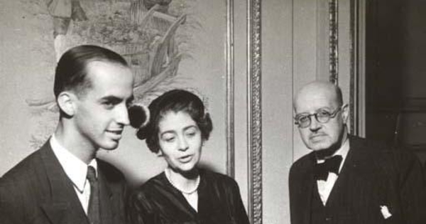 Guillermo Feliú Cruz con grupo de personas, hacia 1955