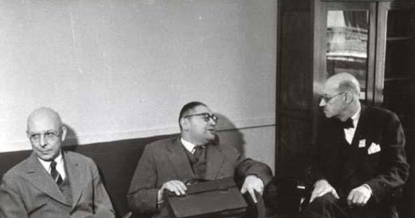 Guillermo Feliú Cruz en compañía de dos personas, hacia 1955