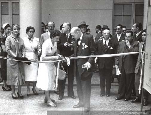 Guillermo Feliú Cruz con grupo de personas en una inauguración, hacia 1960