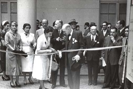 Guillermo Feliú Cruz con grupo de personas en una inauguración, hacia 1960