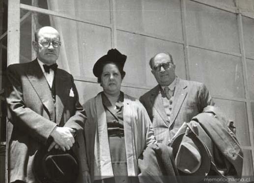 Guillermo Feliú Cruz en compañía de dos personas, hacia 1960