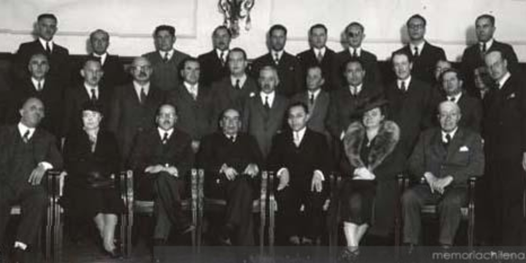 Guillermo Feliú Cruz en el almuerzo ofrecido en el Savoir en honor de don Carlos Vicuña Fuentes con motivo de su jubilación de profesor del Instituto Pedagógico, hacia 1950