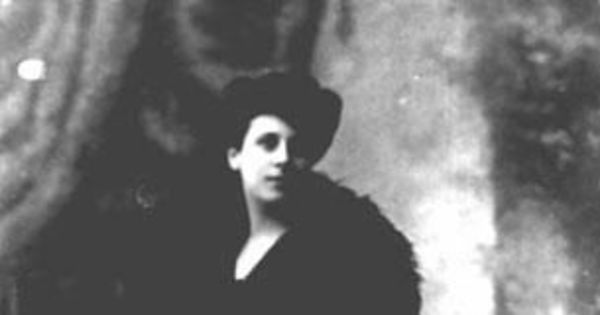 Mujer vestida de negro, hacia 1900