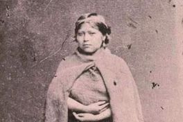 Mujer mapuche con su hijo en brazos