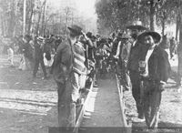 Hombres jugando palitroque en el Parque Cousiño