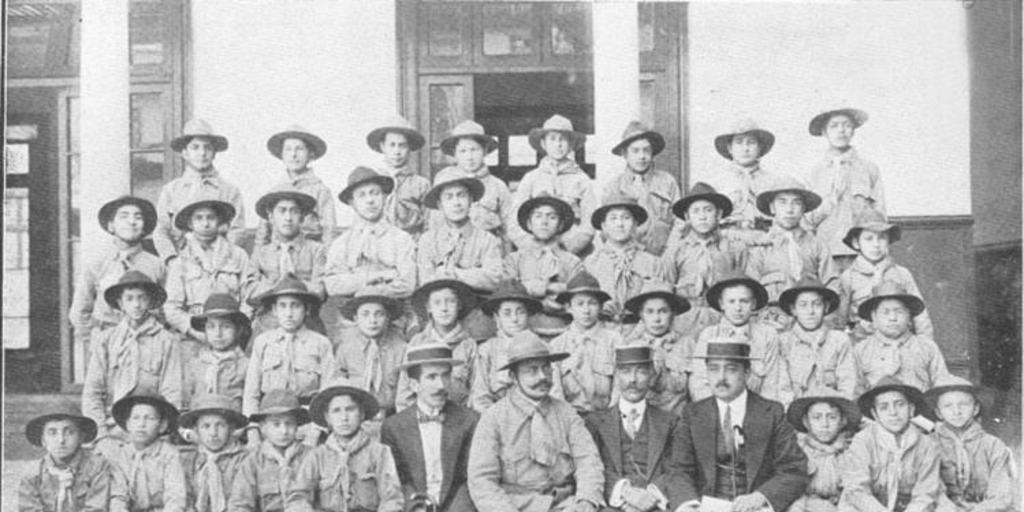 Grupo de Boy Scouts del Instituto Nacional en 1913