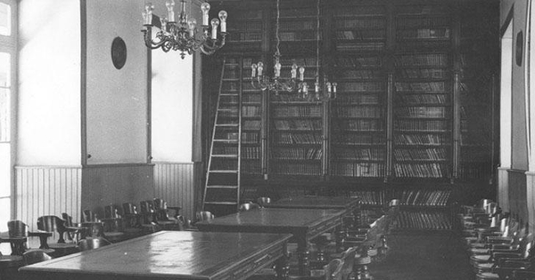 Salón de lectura de la Biblioteca del Instituto Nacional en 1956