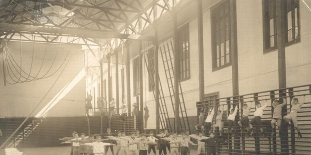 Clase de gimnasia en el Instituto Nacional