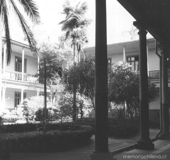 Vista del antiguo patio del Instituto Nacional :  1964