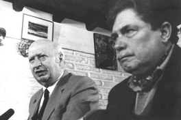 Volodia Teitelboim junto al escritor Poli Délano, 1997