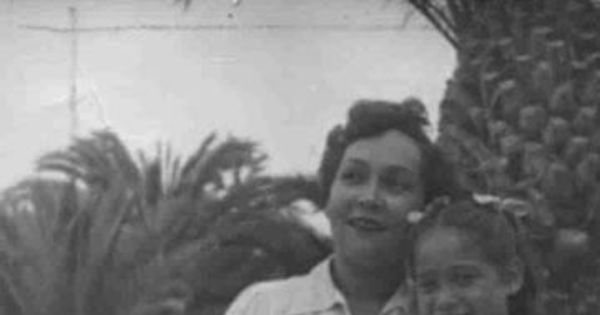 Isolda Pradel, esposa de Óscar Castro junto a su hija Ivelda Castro, 1951