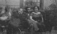 Carlos Mondaca junto a su esposa y su suegra