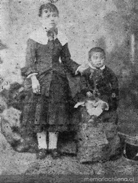 Carlos Mondaca, a los dos años de edad, junto a una amiga de la familia