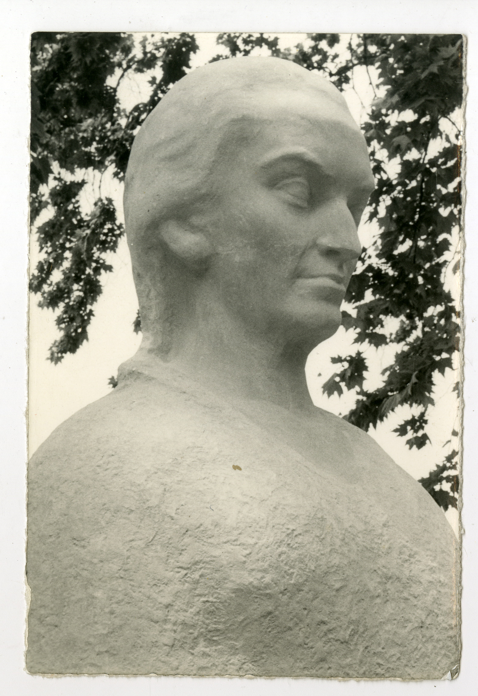 Busto esculpido de Gabriela Mistral por Laura Rodig