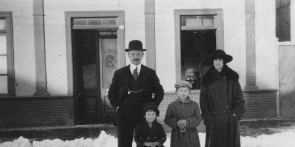 Roque Esteban Scarpa junto a sus padres y hermanos frente a su casa en Punta Arenas, 1920