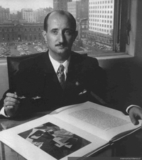 Roque Esteban Scarpa en su departamento en Av. Bulnes, 1959