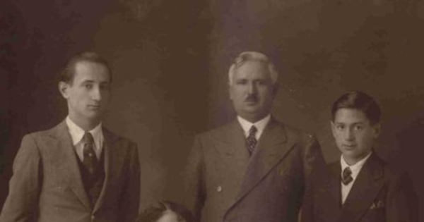 Roque Esteban Scarpa junto a sus padres y hermanos, 1932