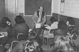 Roque Esteban Scarpa enseñando en el Liceo B-42 de Niñas