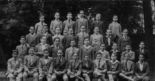 Joaquín Edwards Bello junto a sus compañeros de colegio, 1887-1968