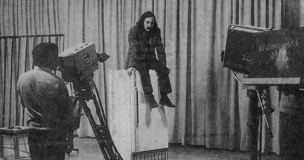 Gonzalo Millán en un programa de televisión en los años sesenta