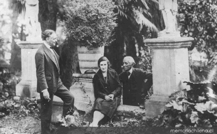 Diego Dublé Urrutia junto a su esposa Mercedes García Huidobro y el pintor Juan Francisco González, 1930