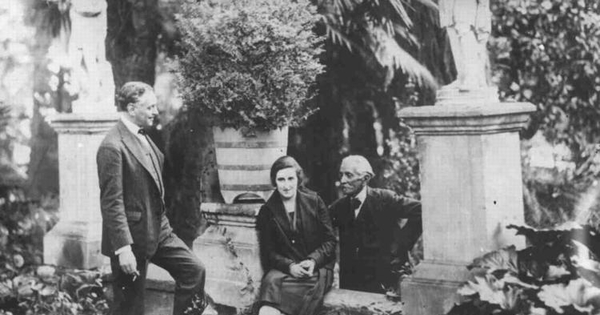 Diego Dublé Urrutia junto a su esposa Mercedes García Huidobro y el pintor Juan Francisco González, 1930