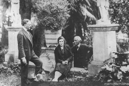 Diego Dublé Urrutia junto a su esposa Mercedes García Huidobro y el pintor Juan Francisco González, 1930