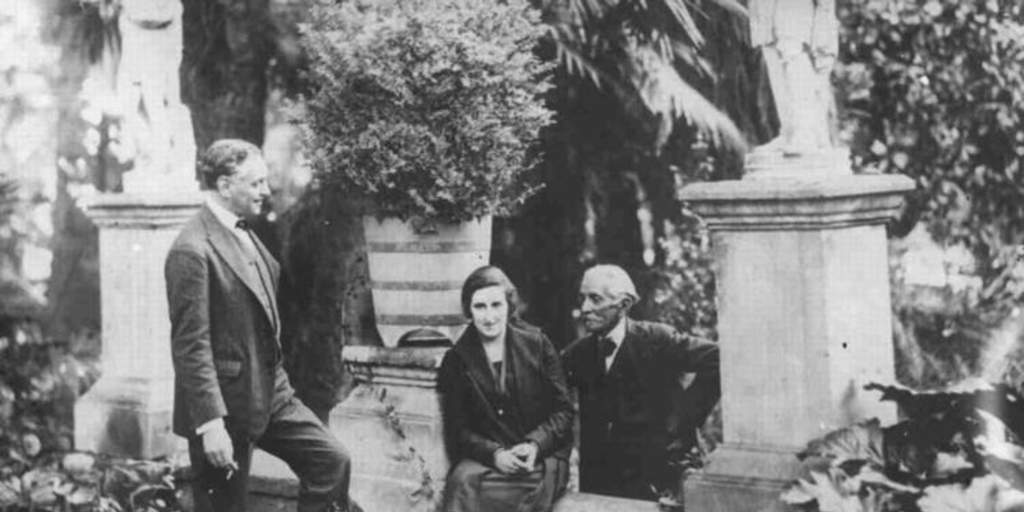 Diego Dublé Urrutia junto a su esposa Mercedes García Huidobro y el pintor Juan Francisco González, 1930