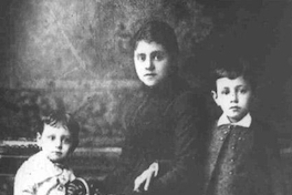Diego Dublé Urrutia en 1884, junto a su madre Teodorinda Urrutia y su hermana Aurora