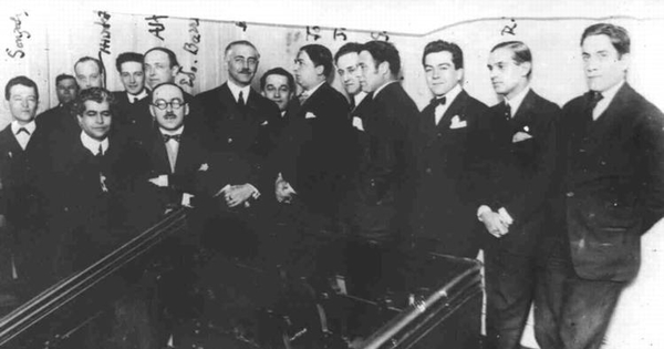 Diego Dublé Urrutia junto a Sergio Vera, Humberto Allende, Alfonso Leng, Eduardo Barrios, Joaquín Edwards Bello, Jorge Huneus, Pedro Ortiz de Zárate, Raúl Silva Castro y Hugo Silva, 14 de julio de 1925