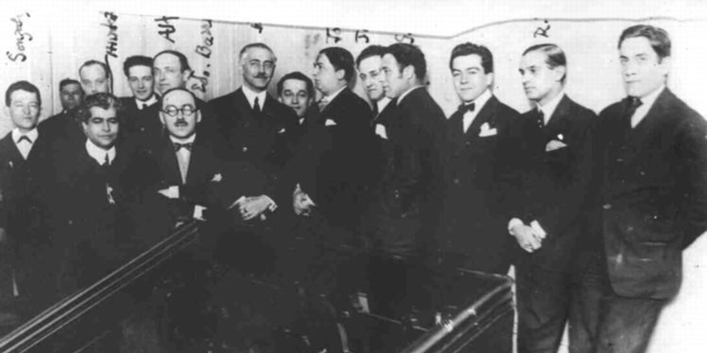 Diego Dublé Urrutia junto a Sergio Vera, Humberto Allende, Alfonso Leng, Eduardo Barrios, Joaquín Edwards Bello, Jorge Huneus, Pedro Ortiz de Zárate, Raúl Silva Castro y Hugo Silva, 14 de julio de 1925